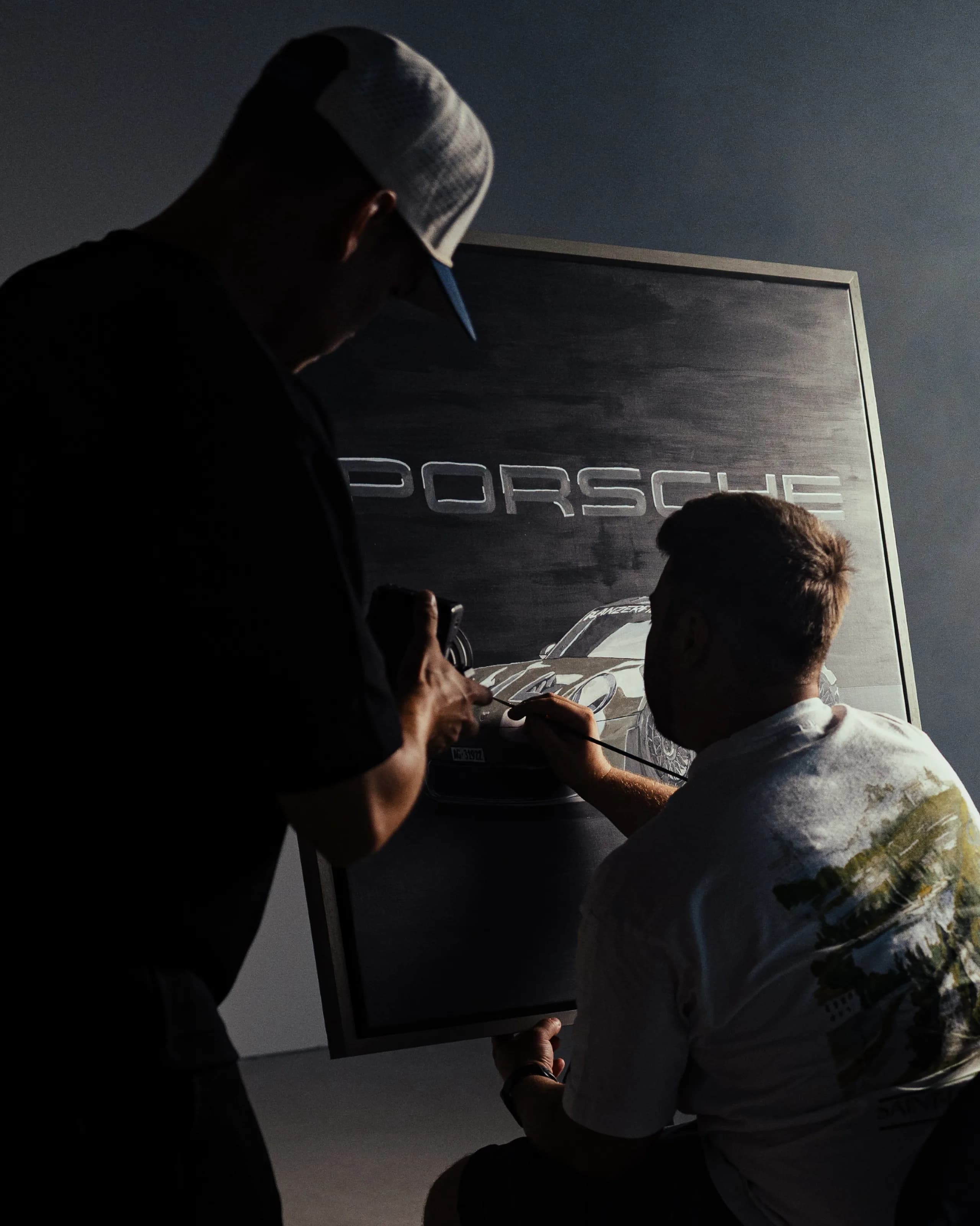 A brush at the painted front wing of the GT3 RS
